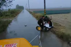 雨天老人骑车摔倒，校车驾驶员出手相助图片