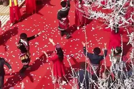 昆仑山下杏花开 载歌载舞迎春花图片