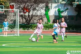 足球小将绿茵逐梦 市南区第35届“区长杯”中小学生足球赛激情开踢图片