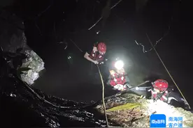 强降雨致河水上涨四名驴友被困 琼海消防冒雨四小时成功救援图片
