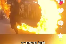 火焰刀风靡全网！拔刀瞬间火花四溅酷炫同时伴随安全隐患，未成年能随意买图片