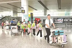 “单飞”萌娃迎出行高峰 暑假来临 白云机场升级“无陪儿童”服务图片