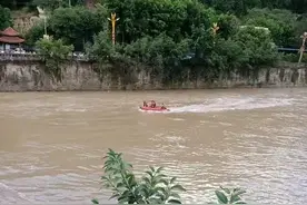 女子坠河失联，当地组织上百人手牵手拦河搜寻 县政府：还在搜救中图片