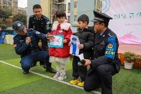 “开学第一课” 四川监狱深蓝志愿服务队进校园开展法治教育图片