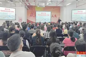 基层医务工作者进厂当起“副厂长”图片