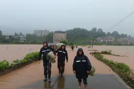 怀化辰溪8名干部徒步15公里送抢险物资，途中险被洪水冲走图片