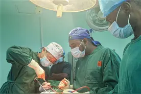 中国援桑医疗队成功实施复杂骨科手术图片