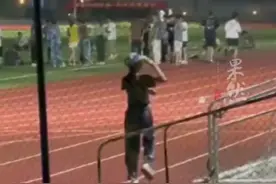 大一女孩军训期间被选为方阵领队，晚上独自到操场加练，“不想给集体拖后腿”图片