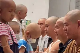 五个剃了光头的男人直播跳舞，背后真相太催泪…图片