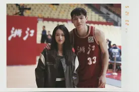 吴前妻子晒现场观战与吴前合照：第一次来快乐老家 久违啦图片