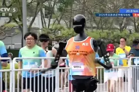 我与机器人一起跑半马：用脚步丈量科技与肉身的共鸣 | 新京报快评图片