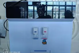 民警化身化学老师，实验课揭秘“净水机”骗局！图片