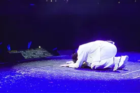 海来阿木自曝在演出中“左耳失聪好几次”图片