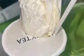 大离谱！茉莉奶白被曝喝出完整塑料袋！品控问题？官方连夜回应！图片
