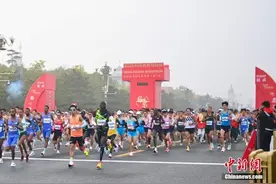 2024年北京马拉松收官 中国选手陈天宇获季军图片