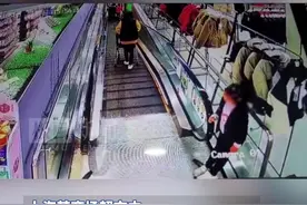 女童被电梯扶手带拖拽拉行，众人合力施救，商场表示女孩未受伤图片