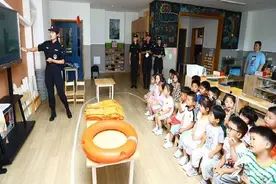 警心护苗  安全“童”行！威海市公安局特巡警支队开展防溺水安全宣传教育进校园活动图片