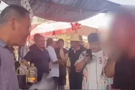 2元炒菜哥被同行斥低价影响生意， 拍摄者：其他摊主可能需要另谋出路图片