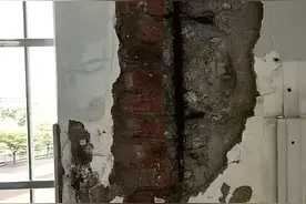 海南一小学教学楼成危楼致学生停课，教育局：借地办学，班车接送图片