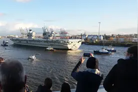 13年来首次 英国海军“伊丽莎白女王”号航母驶入德国港口图片