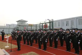 警徽闪耀 微笑传情图片