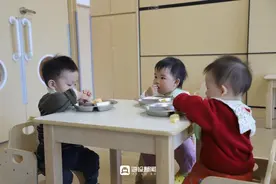 解决上班族“带娃难题”！日照山海天托育中心开设“乳儿班”：最小的5个月图片