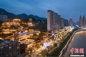 航拍重庆开埠遗址公园 百年老建筑展迷人夜景图片