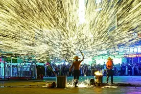 非遗“打铁花”点亮夜生活图片
