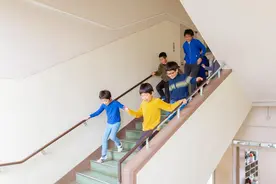 赵东元代表建议改变学生被“圈养”现象：延长课间时长，凸显户外、运动图片