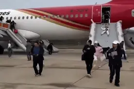 深圳航空一航班起飞后客舱出现烟雾返航 亲历者：闻到刺鼻味道，当时很害怕，撤离时胳膊擦破皮图片
