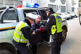 眉县交警化身爱心使者 护送迷路老人安全回家图片