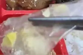 福建福安市一学校学生餐吃出塑料膜 教育局：成立调查小组严查图片