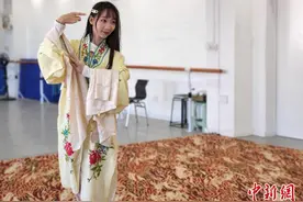 “00后”京剧花旦跨界混搭“戏腔国风” “声”入年轻人心图片