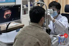 家住东莞的一名小伙子眼皮里长了12个“包”，医生提醒：不及时治疗可毁容！图片