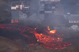 冰岛火山喷发，岩浆流入小镇图片