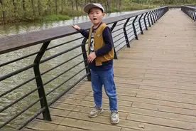 信阳一自闭症男童国庆假期在景区走失，警方不排除其落水，父亲：他可以叫“爸爸”“妈妈”，但不会说话图片