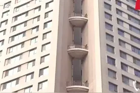 小区连廊被私改成阳光房？规划局：封闭阳台不纳入违建图片