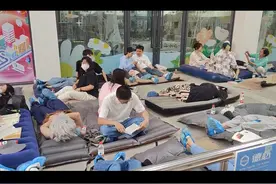 武汉一文创园举办“躺平大赛”，三个小时不能使用电子设备，有人当场敷面膜、写试卷图片