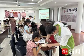 收获暑期快乐！常熟市琴川街道开展“拇指钢琴DIY”活动图片