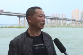 ​乐山市民江边钓鱼竟钓到这种动物，赶紧打电话交给了渔政部门图片