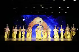 中国残疾人艺术团走进华东师大，再现《千手观音》图片