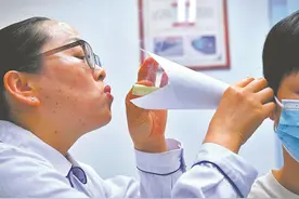 护理岗位的能工巧匠图片