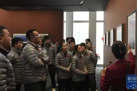 中国国家冰壶队参观“国社之镜·世纪光影”新华社新闻摄影展图片