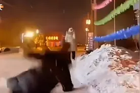 雪天路滑，驻马店人一起来学“企鹅步”图片