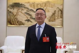 2025怎么干？泰山区区长周鹏飞：抢占卫星互联网新赛道，全面完成2000年前老旧小区改造图片