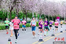 广西柳州万人共跑马拉松 “智造”吸睛图片