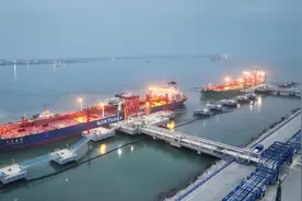 东营港创单日靠泊大型油轮艘次新纪录图片