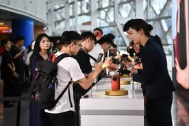 财经聚焦丨折叠屏上新！国产手机向高端化突围图片