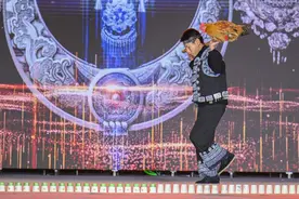 贵州松桃：春之美——“民族非遗绣”银饰服装展演盛大启幕图片