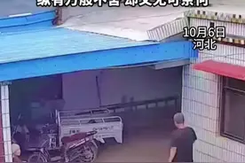 10月6日，孙女国庆假期结束离家，奶奶拄拐起身蹒跚相送，“纵有万般不舍 却又无可奈何”图片